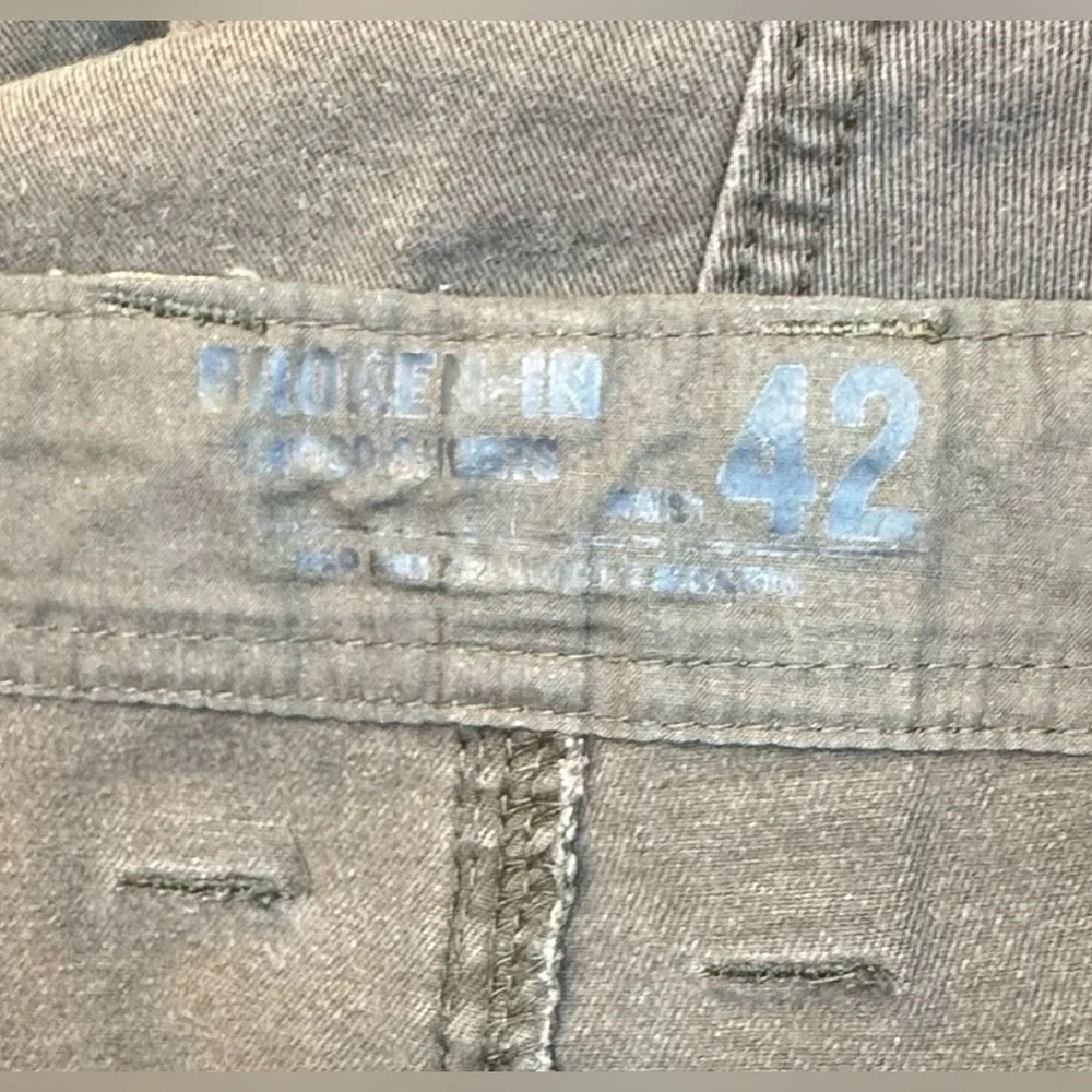 Old Navy brown‎ cargo shorts men’s 42 - button missing Inseam 10”